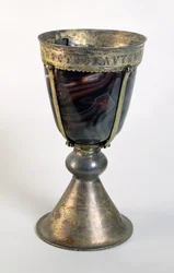 Calice con gioielli e un